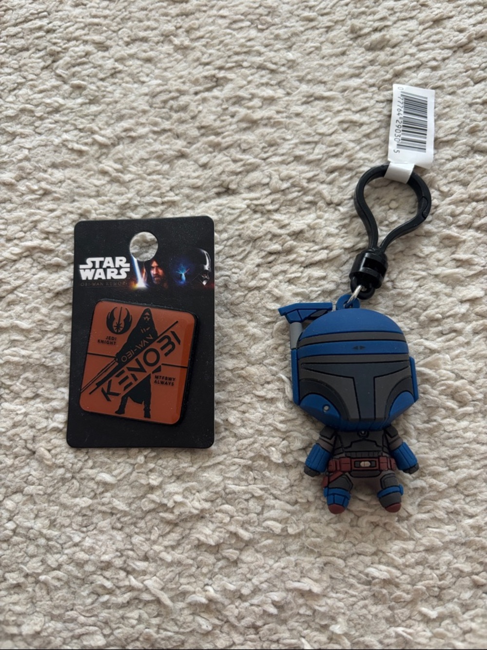 Star Wars Blue and Gray Mandalorian Vinyl Clip Keychain and Kenobi Pin